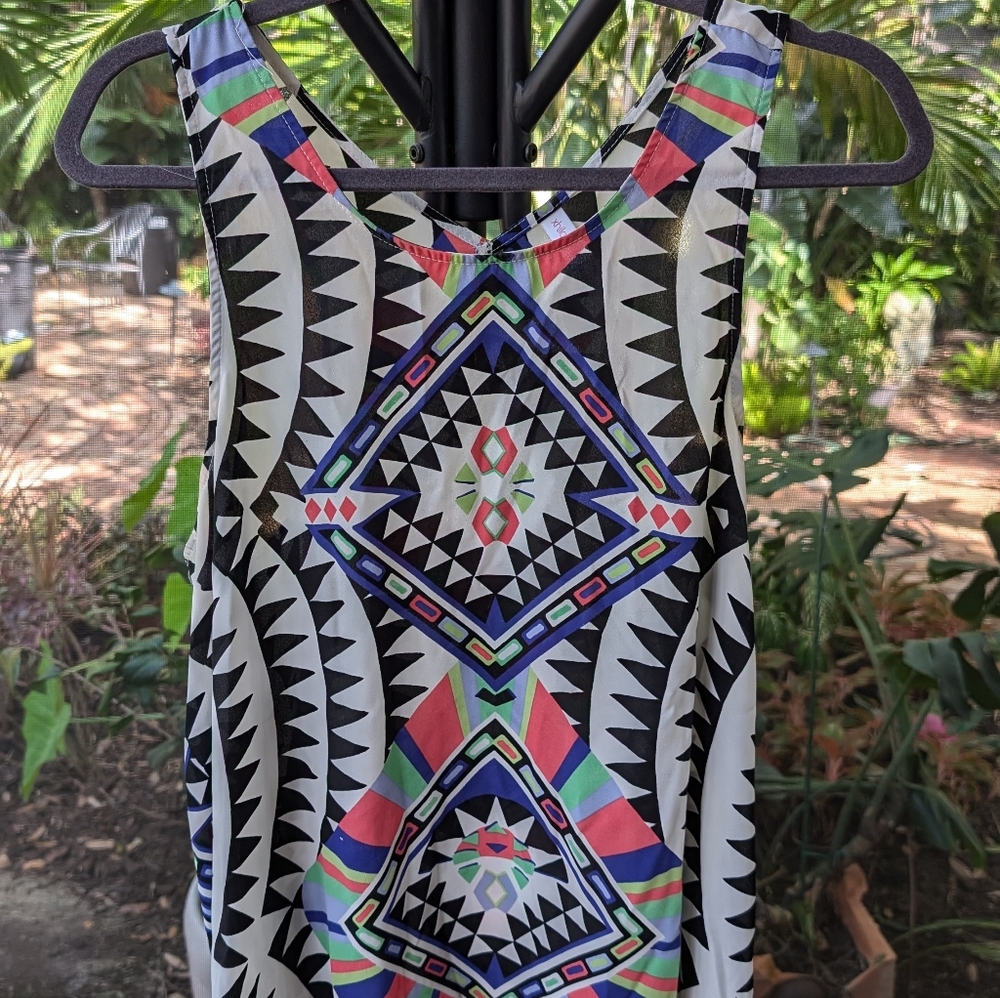Geometric Patterned Sleeveless Top - Picture 2 of 4